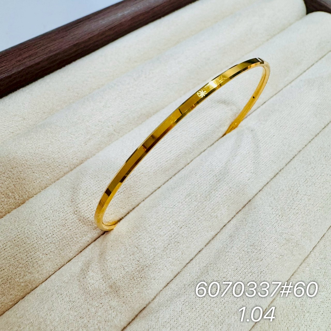 9999純金手鐲 · 9999 純金金飾 · 金閃閃銀樓