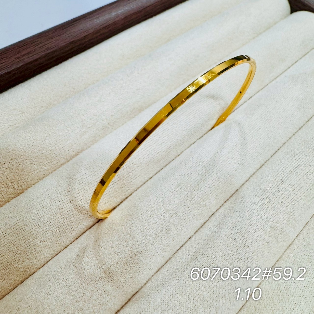 9999純金手鐲 · 9999 純金金飾 · 金閃閃銀樓